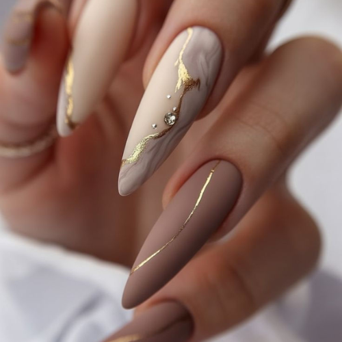 Дизайн нігтів із золотою металевою гель-фарбою